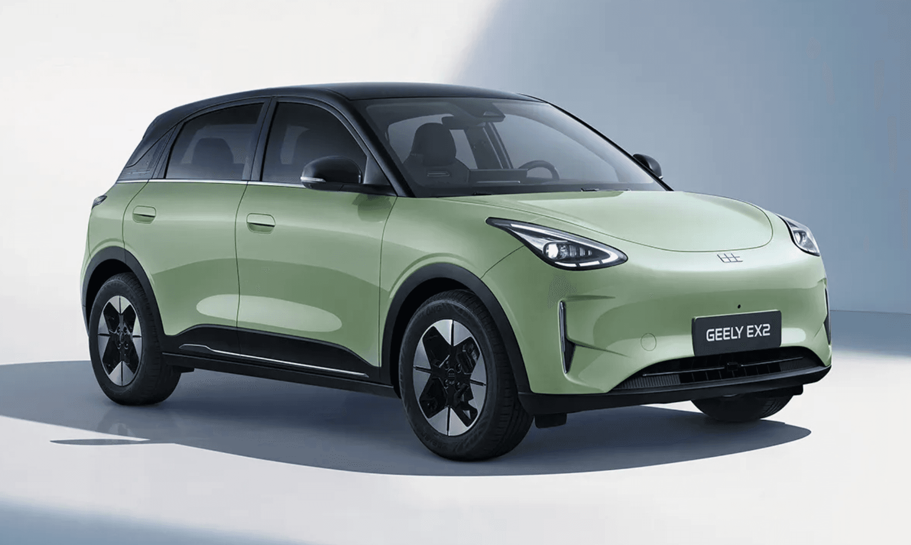 Geely EX2 bege, utilitário elétrico compacto, visto de três quartos à frente.